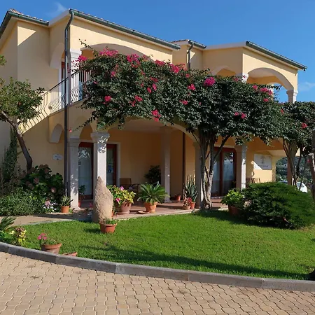 The Fantastic Residenza Badus T6 2bedapt Sleeps 6 Badesi